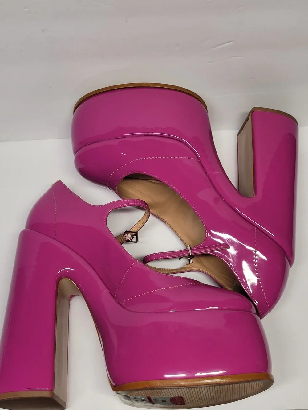 SCHUTZ eye catching